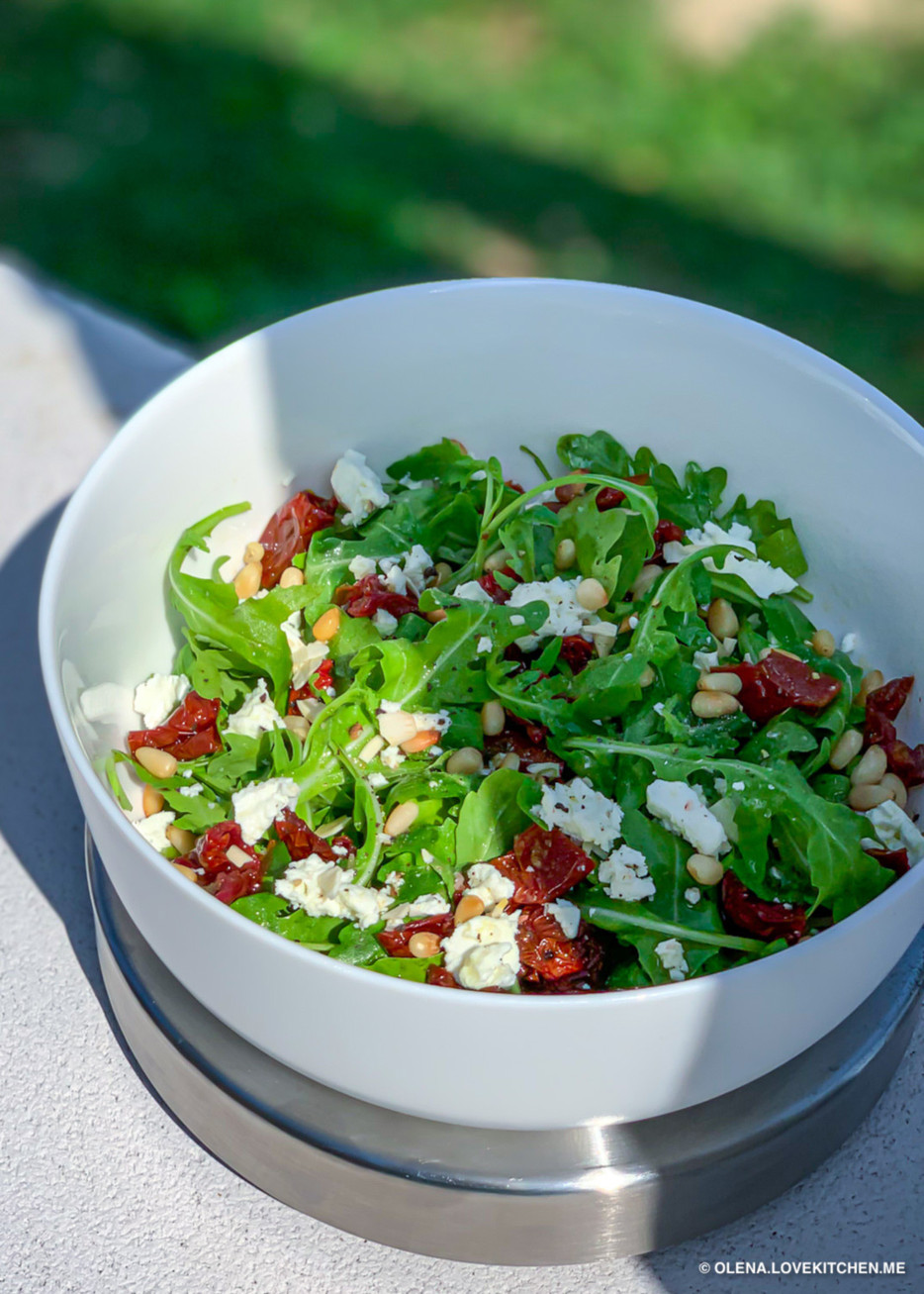Салат з Руколою, В'яленими Томатами та Козячим Сиром