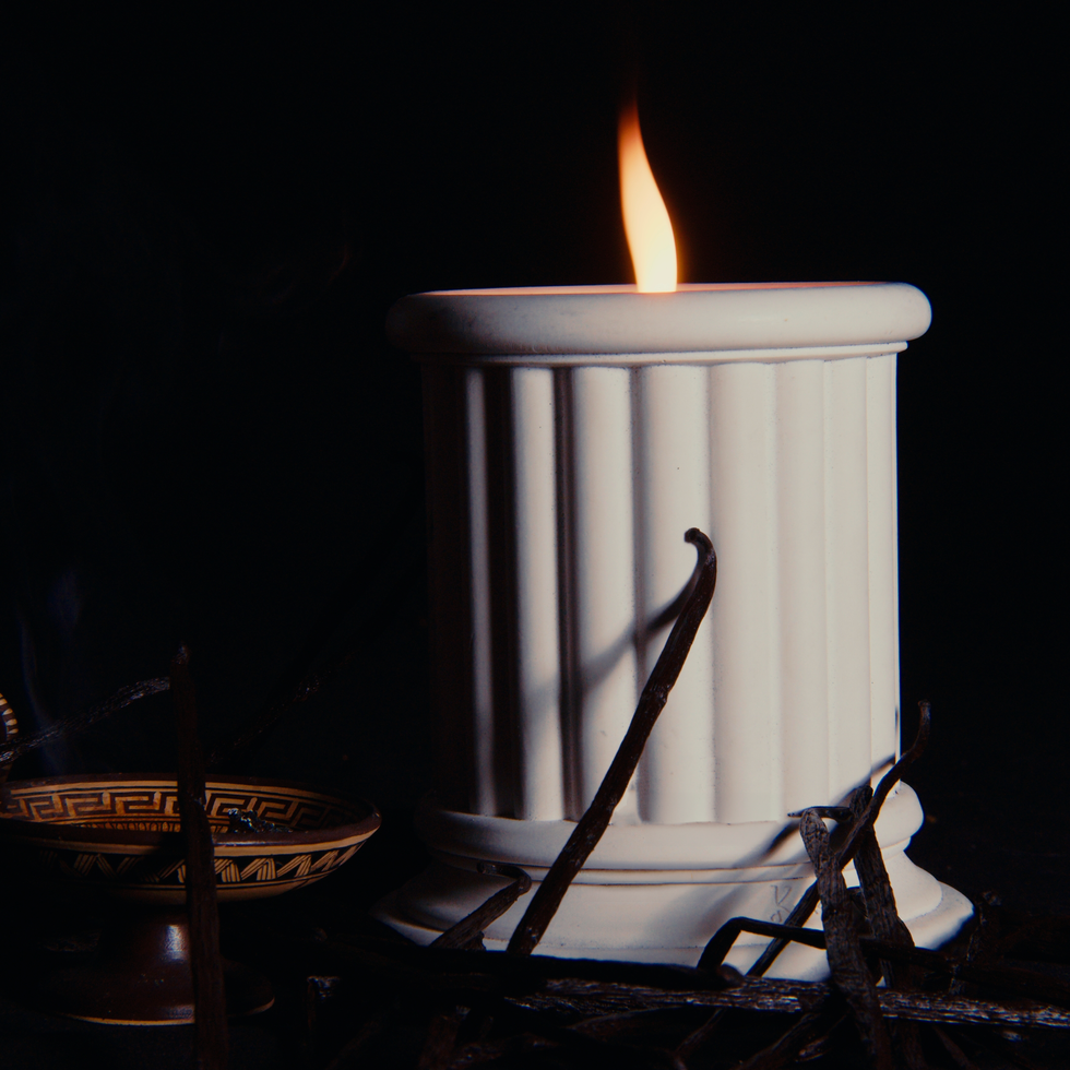 Bougie haut de gamme Mnémos 500 g Keropoia aux notes de myrrhe, tabac et vanille