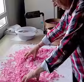 Rosenblätter in Handarbeit