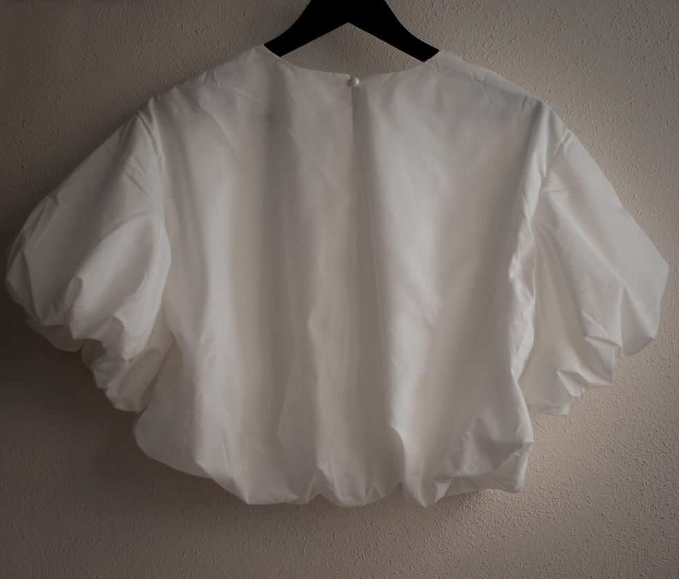 Miniatura: Blusa Crop Blanca Voluminosa con Cuello Fruncido y Cierre Trasero