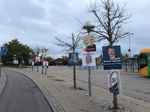 Flere valgplakater hænger ulovligt i gader & stræder.
