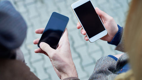 La Suède encourage les parents à poser leur téléphone lorsqu’ils sont avec leurs enfants.