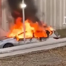 Avant d’être incendié, une voiture bélier percute la prison de Nanterre