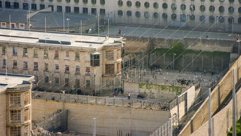 Un détenu meurt dans l’incendie de sa cellule à la prison des Baumettes, à Marseille.