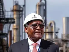 La raffinerie Dangote au Nigeria a atteint le seuil technique de production de 700 000 barils par jour, dépassant ainsi sa capacité nominale.