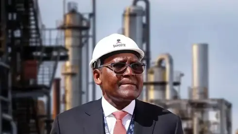 La raffinerie Dangote au Nigeria a atteint le seuil technique de production de 700 000 barils par jour, dépassant ainsi sa capacité nominale.