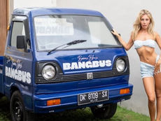 Bonnie Blue, star d’OnlyFans, a été arrêtée en pleine émission du « Bang Bus »après un raid en studio impliquant 14 Australiens