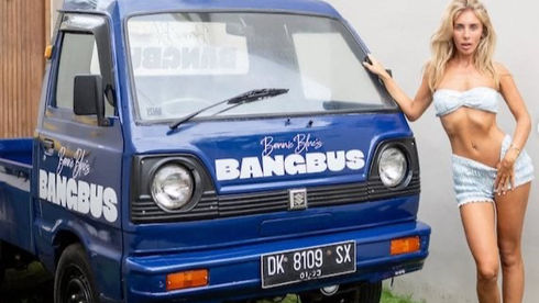 Bonnie Blue, star d’OnlyFans, a été arrêtée en pleine émission du « Bang Bus »après un raid en studio impliquant 14 Australiens