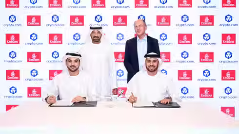 Crypto.com et Emirates signent un accord pour intégrer le paiement cryptomonnaie d'ici 2026