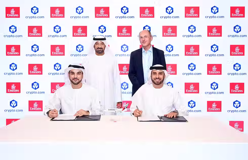 Crypto.com et Emirates signent un accord pour intégrer le paiement cryptomonnaie d'ici 2026