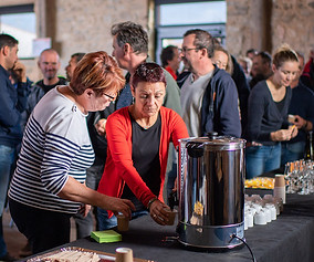 AMBIANTIELLE location de mobilier événementiel, mange-debout, matériel culinaire. Deux-Sèvres, Vendée, Charente-Maritime. Pour événements privés ou professionnels : mariage, anniversaire, baptême, baby shower, retraite, soirée, séminaire