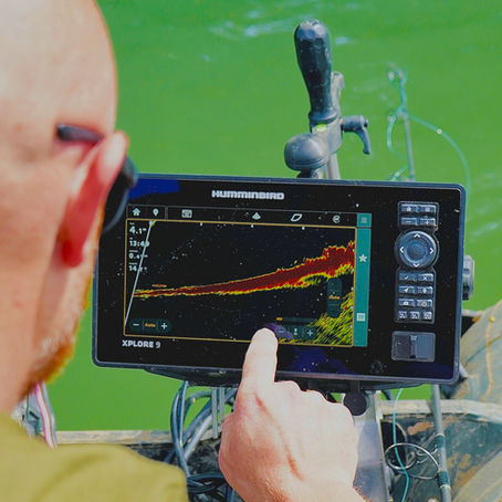 Pêcheur utilisant un Humminbird XPLORE 9 avec sonde MEGA Live pour la pêche de la carpe