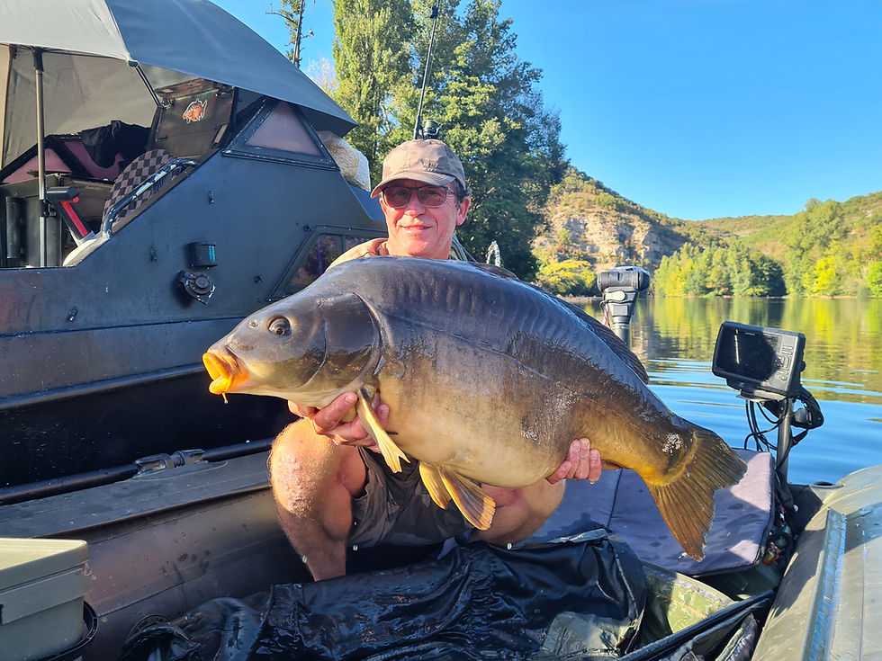 Carpe miroir capturée en rivière depuis un bateau cabine, pêche en navigation sur grand cours d’eau sauvage