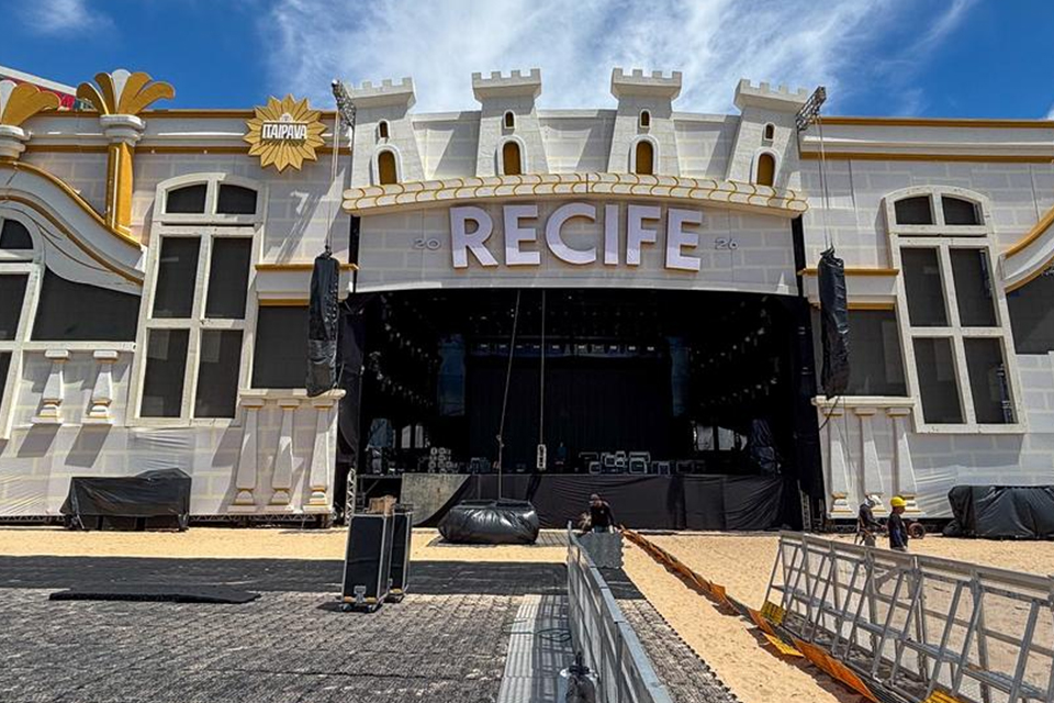 Palco da Praia do Pina receberá alguns dos artistas mais populares do país (RAFAEL VIEIRA/DP)