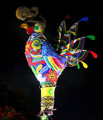 O Galo Gigante foi levantado na Ponte Duarte Coelho, atraindo centenas de foliões durante o Carnaval do Recife