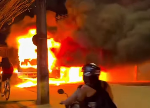 Ônibus é incendiado durante protesto no Ibura e linhas são suspensas no Recife (Foto: Reprodução/redes)