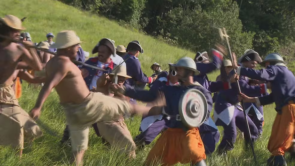 Imagem de gravação do filme 'Guararapes', com atores e figurantes encenando uma batalha — Foto: Reprodução/TV Globo