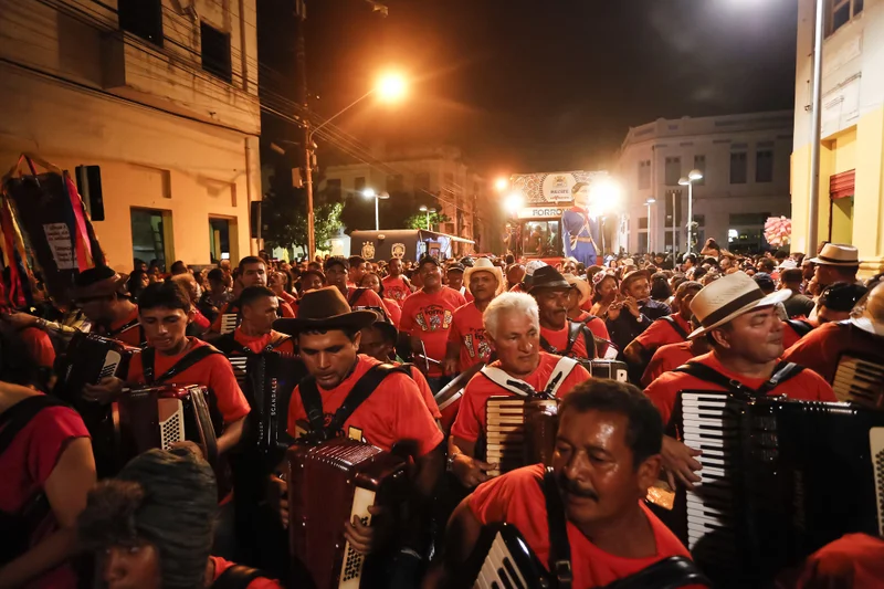 13/12/2025-Cortejo de forró celebra os 113 anos de Luiz Gonzaga no Bairro do Recife