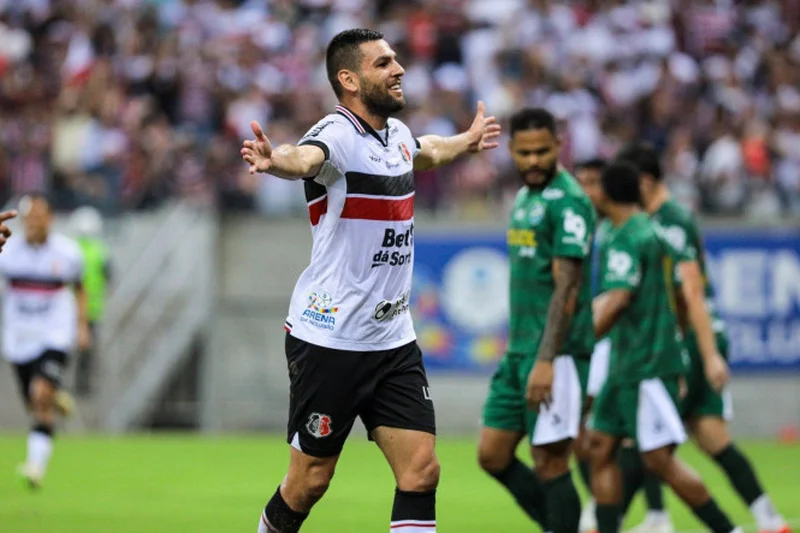 William Alves em comemoração de gol para o Santa Cruz na Série D 2025 - Jailton Jr/JC Imagem