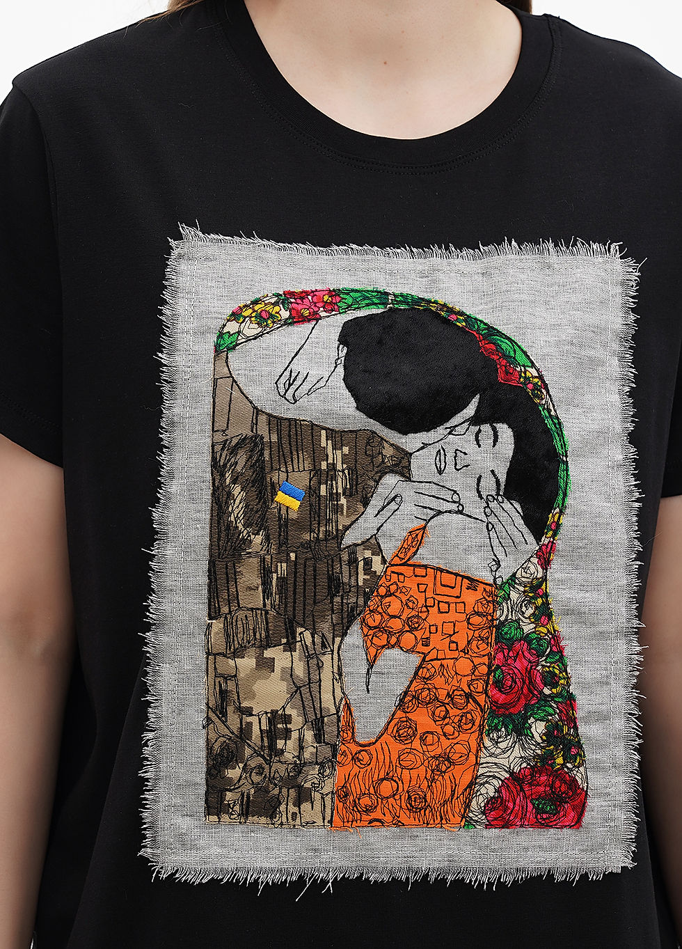 Прев'ю: Female model wearing a designer t-shirt with a vibrant graphic