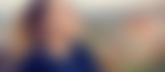 Femme les yeux fermés qui semble détendue