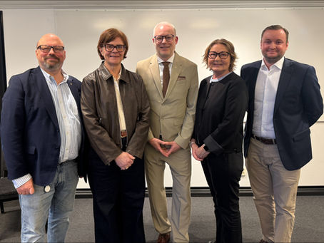 En på bild på de fem personer som toppar valsedeln.