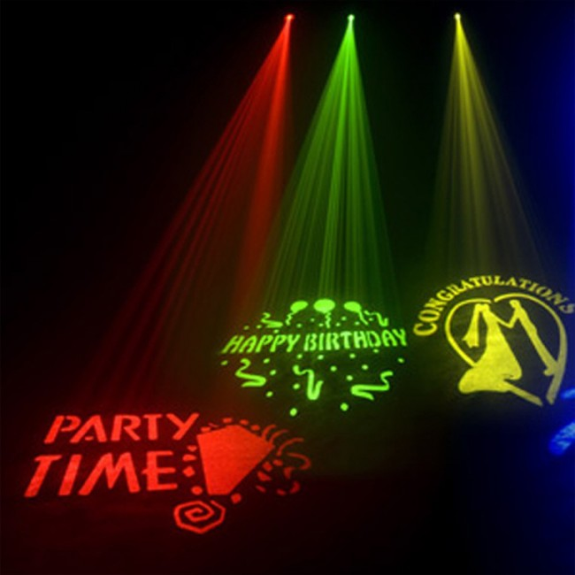 Barevné světelné projekce textů "Party Time," "Happy Birthday," a "Congratulations" v červené, zelené a žluté na tmavém pozadí, slavnostní nálada.