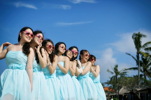 海外挙式に参列するゲストの服装