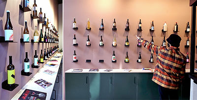 intérieur du restaurant le Satrial, avec des bouteilles de vins au mur