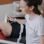 Eine Physiotherapeutin bei Physio für Frauen Ultraschall während der Behandlung.