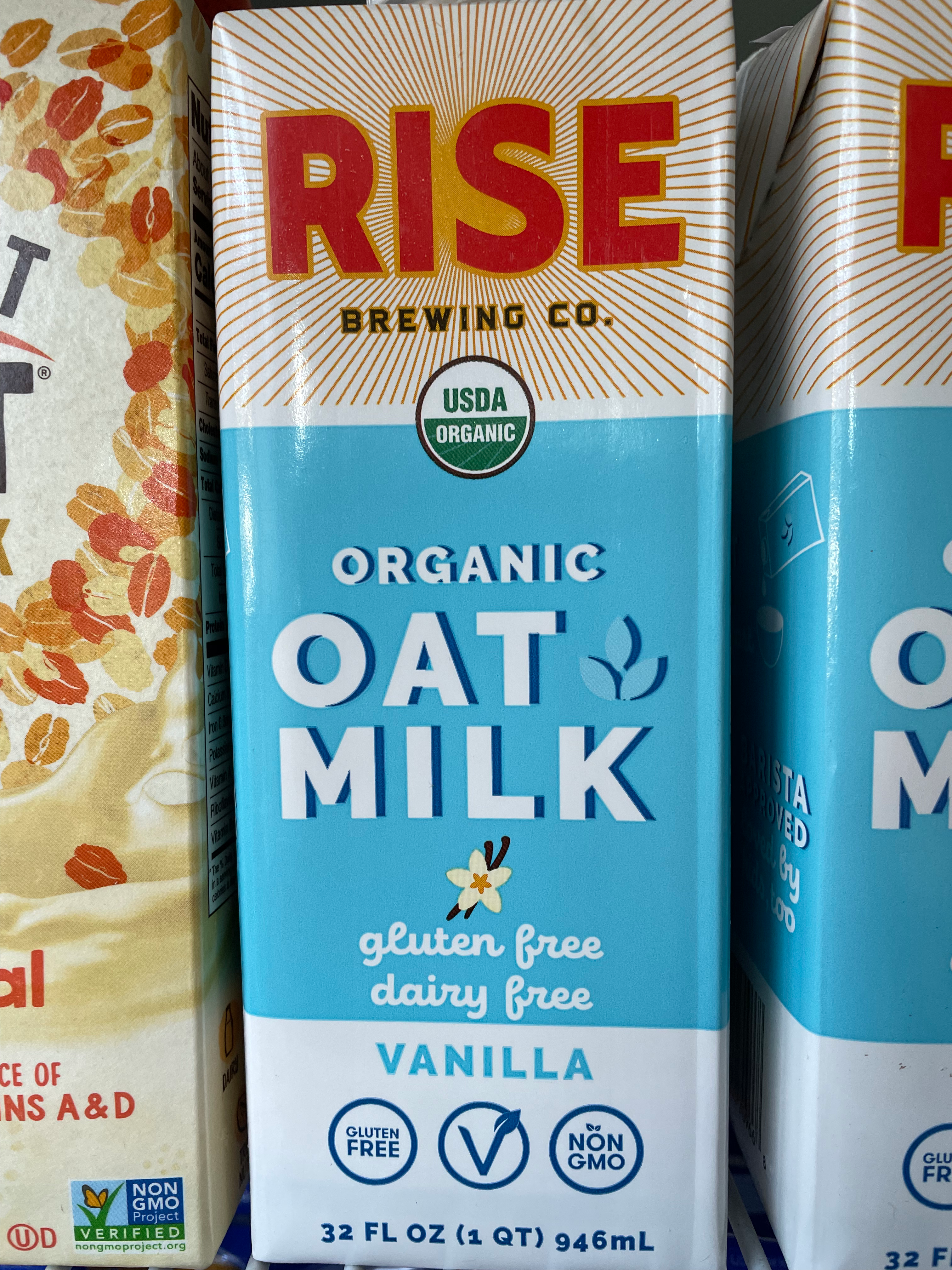 Organic oat milk (vanilla flavored)