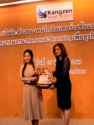 คุณวรีวรรณ์ ไชยวัชรนนท์ สกิลอัพกับครูเฟิร์น ผู้สอน และ CEO ผู้ก่อตั้งสถาบันวีพลัสอะคาเดมี่ สอนทักษะวิชาชีพการตลาดออนไลน์และการสร้างรายได้สมัยใหม่ คอร์สเรียน AI TIKTOK เฟสบุ๊ก Personal Branding การสร้างตัวตน ไลฟ์สด คอนเท้นท์มาร์เก็ตติ้ง ทำเว็บไซต์ใช้เอง ทักษะการพูด ยิงแอด ซื้อโฆษณา เรียนรู้สกิลเพื่อพัฒนายอดขายให้กับธุรกิจบนออนไลน์ และการสร้างรายได้ให้กับตัวเอง