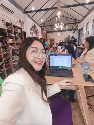 คุณวรีวรรณ์ ไชยวัชรนนท์ สกิลอัพกับครูเฟิร์น ผู้สอน และ CEO ผู้ก่อตั้งสถาบันวีพลัสอะคาเดมี่ สอนทักษะวิชาชีพการตลาดออนไลน์และการสร้างรายได้สมัยใหม่ คอร์สเรียน AI TIKTOK เฟสบุ๊ก Personal Branding การสร้างตัวตน ไลฟ์สด คอนเท้นท์มาร์เก็ตติ้ง ทำเว็บไซต์ใช้เอง ทักษะการพูด ยิงแอด ซื้อโฆษณา เรียนรู้สกิลเพื่อพัฒนายอดขายให้กับธุรกิจบนออนไลน์ และการสร้างรายได้ให้กับตัวเอง