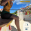 Thumbnail: femme en robe de plage au crochet modèle filet couleur vert jaune et noir