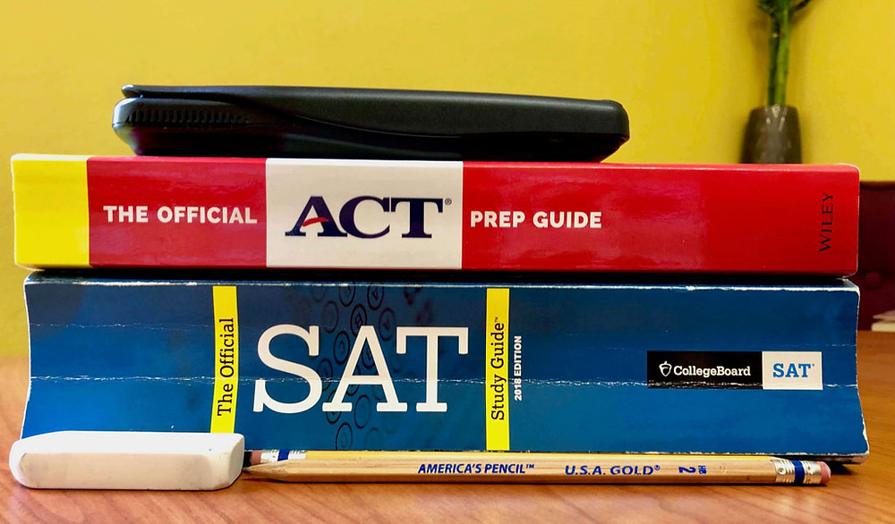 無論是SAT或者是ACT,都是美國大學申請入學的重要參考依據,然而,即使考試的目的皆為測驗學生是否具備未來進入大學的能力,兩者的評分、內容、考試時間都不一樣。