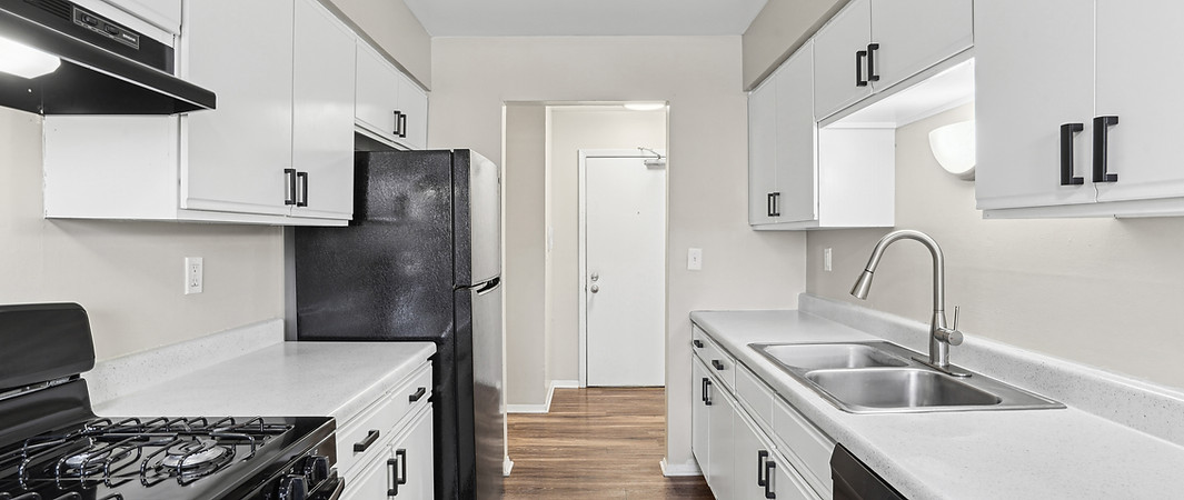 country-chalet-apartments-zion-il-kitchen-03_HR.jpg