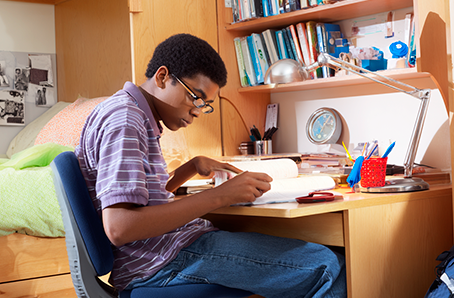 Adolescente estudando