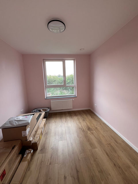 Rénovation chambre à Fleurus – murs roses et plafond blanc – peinture professionnelle – AS Peinture