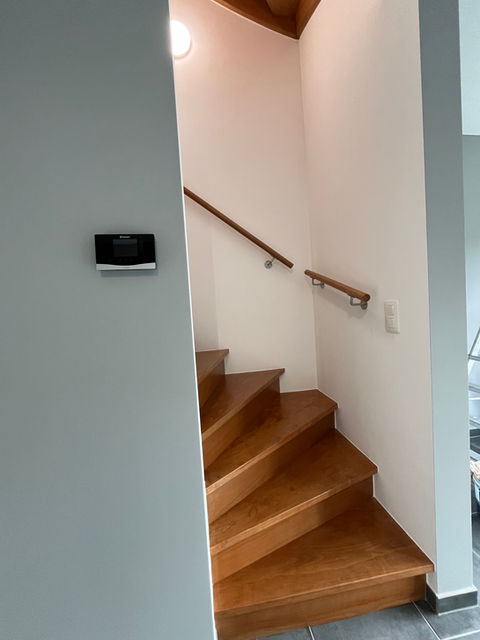 Peinture cage d’escalier – application de deux couches blanches sur murs et plafond – peintre à Fleurus