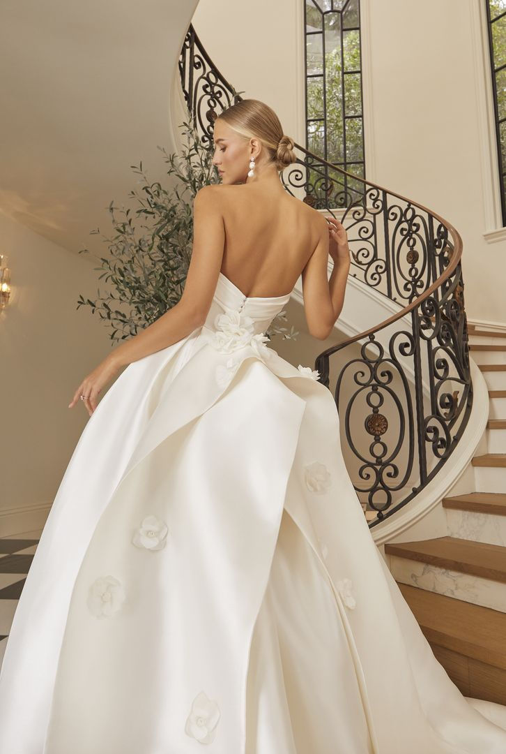 Thumbnail: Lorelai by Casablanca Bridal