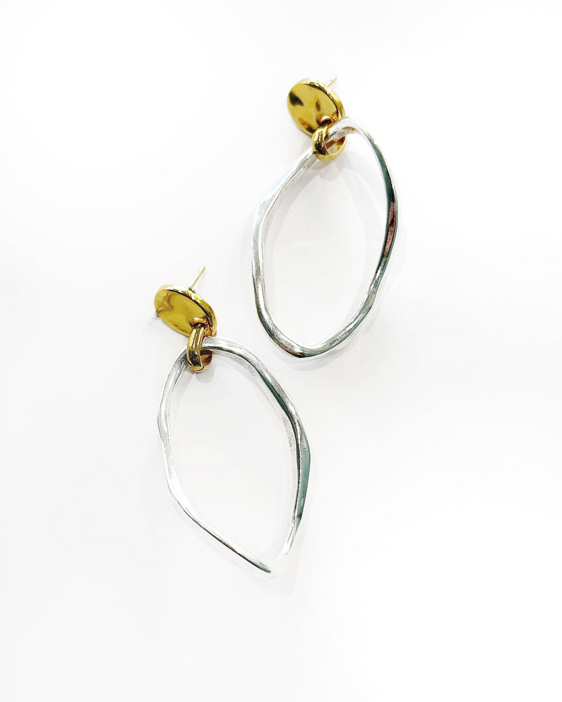 Orecchini cerchi con perno a lobo in ottone bagno oro e bagno argento 