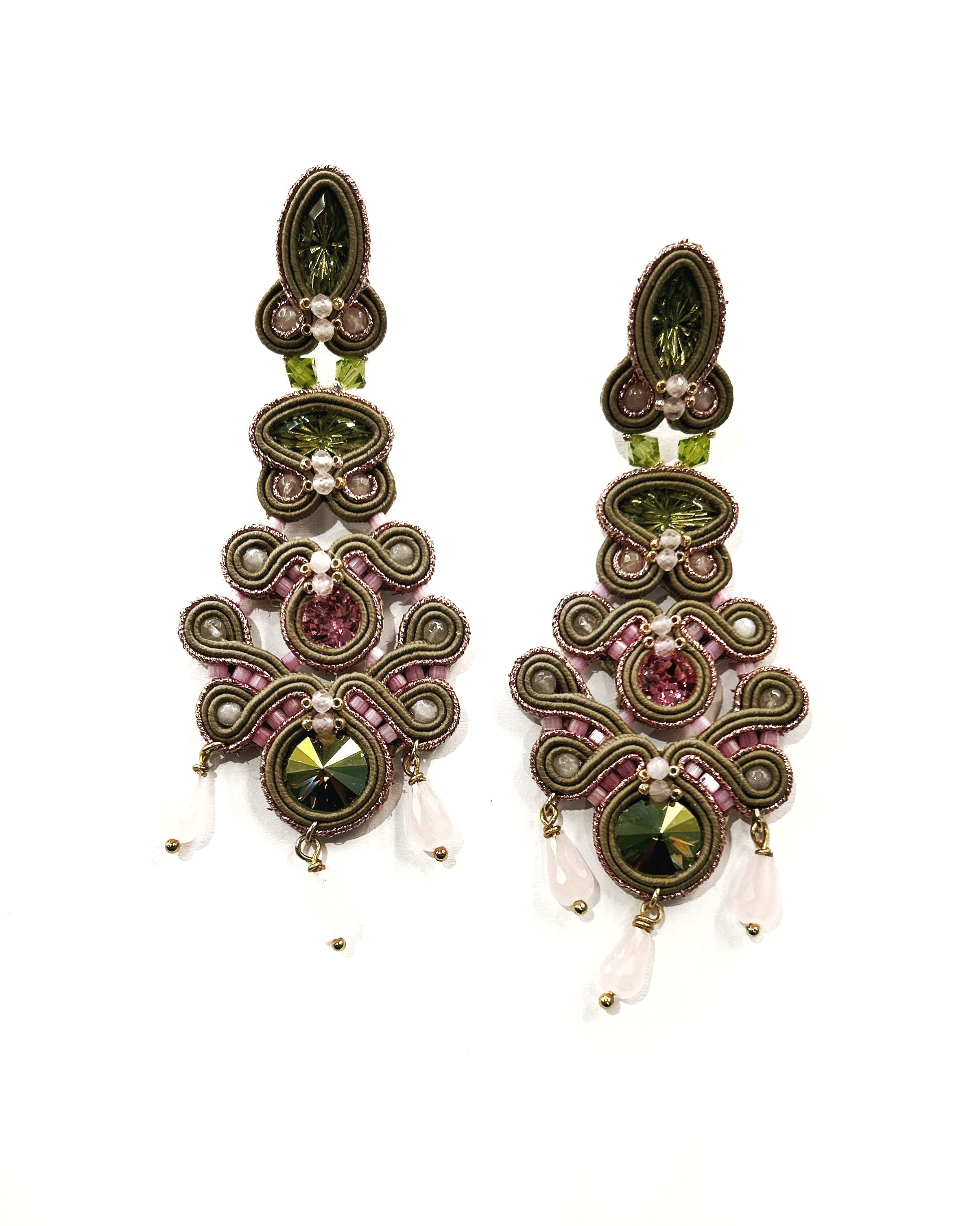 Orecchini soutache realizzati a mano con tessuti, cristalli e pietre naturali