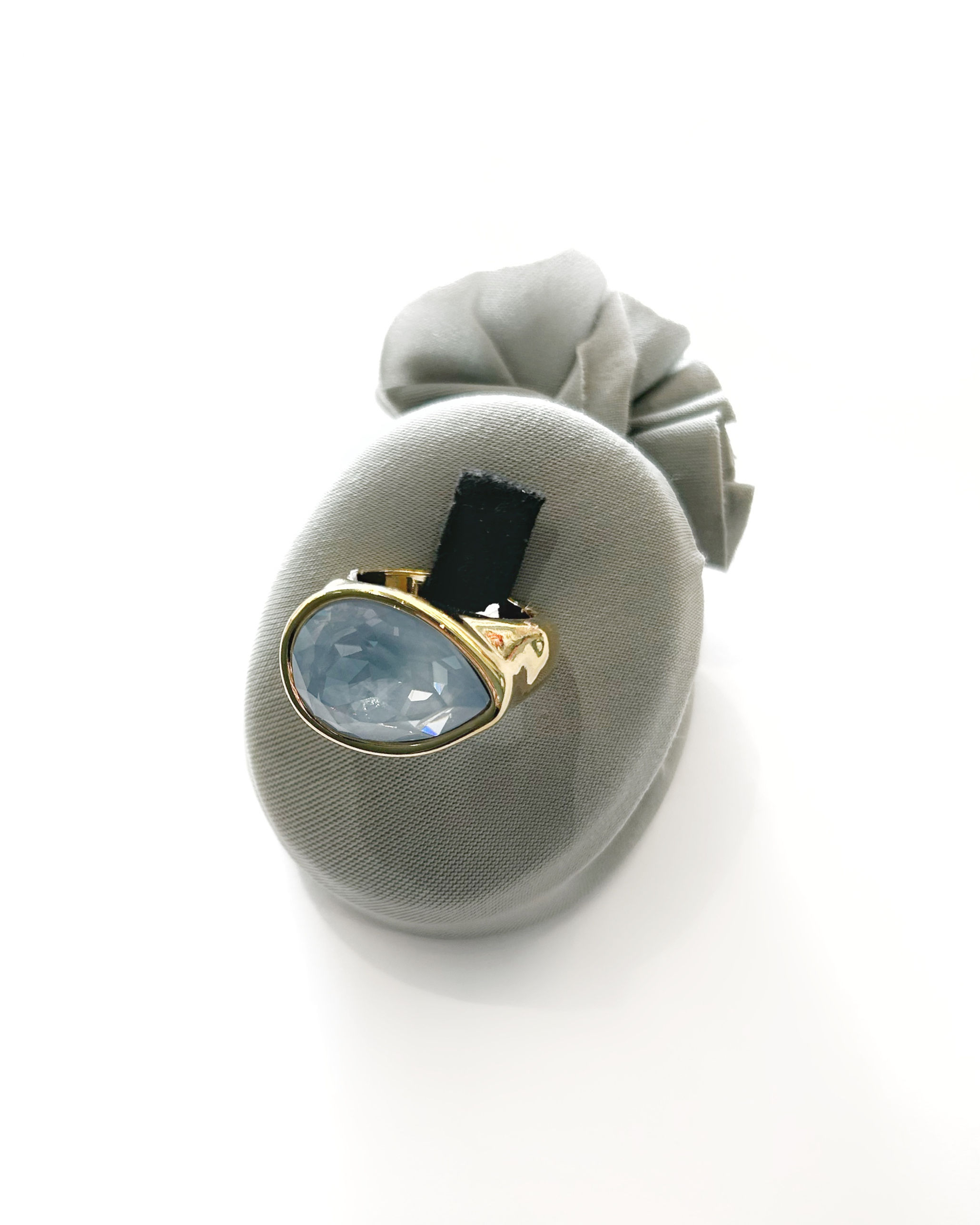 Anello in ottone bagno oro con cristallo azzurro 