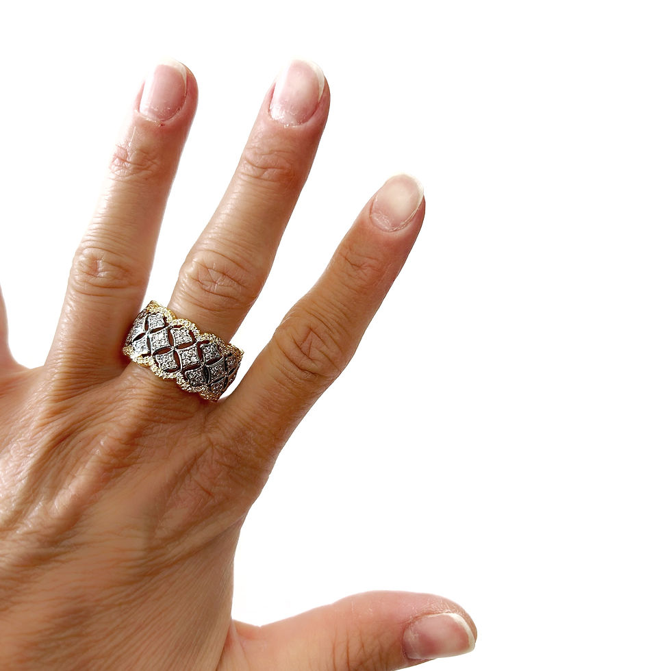 Miniatura: Anello fascia lavorazione ricamo bagno oro e argento con diamanti sintetici