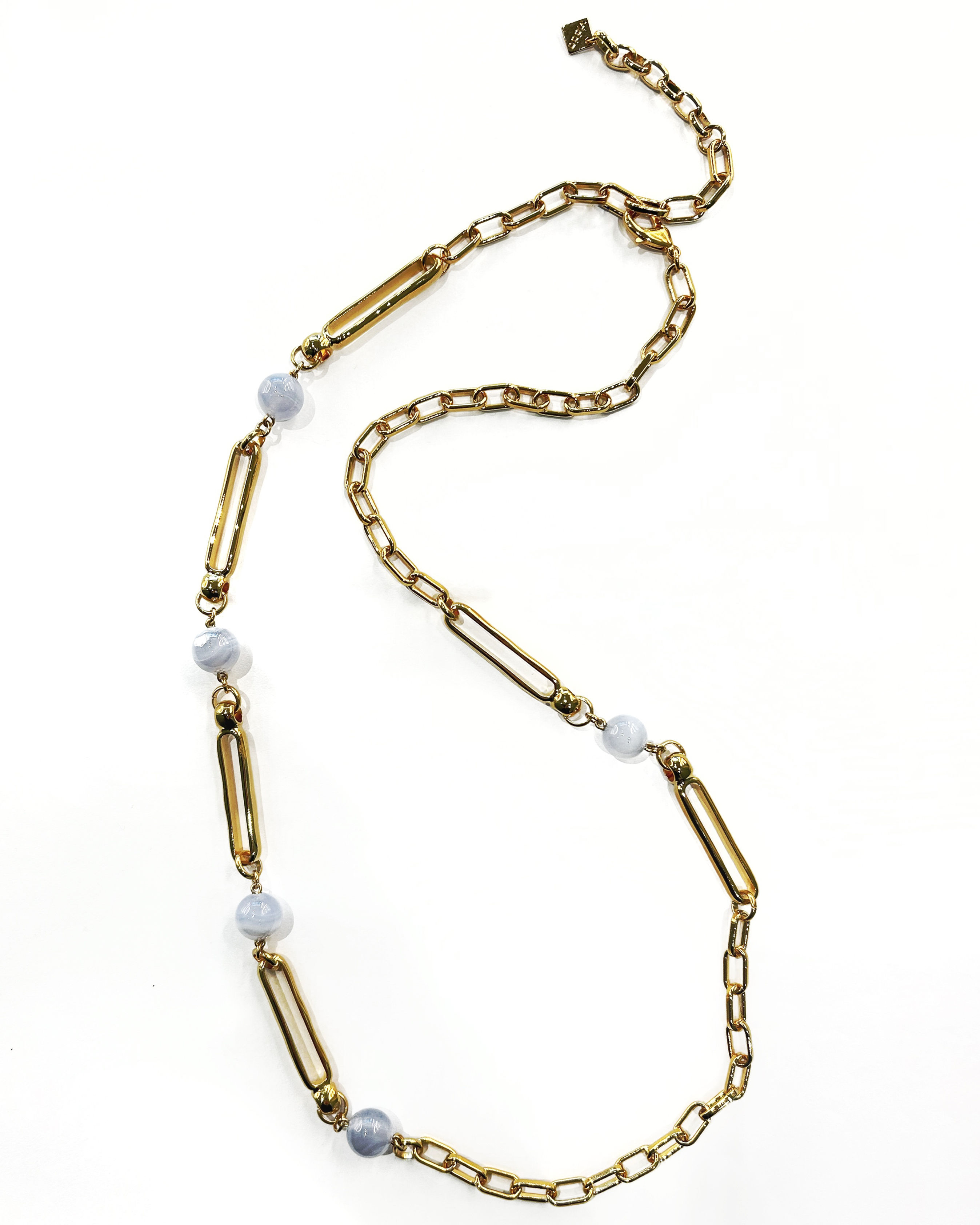 Collana lunga a catena in ottone bagno oro e calcedonio 