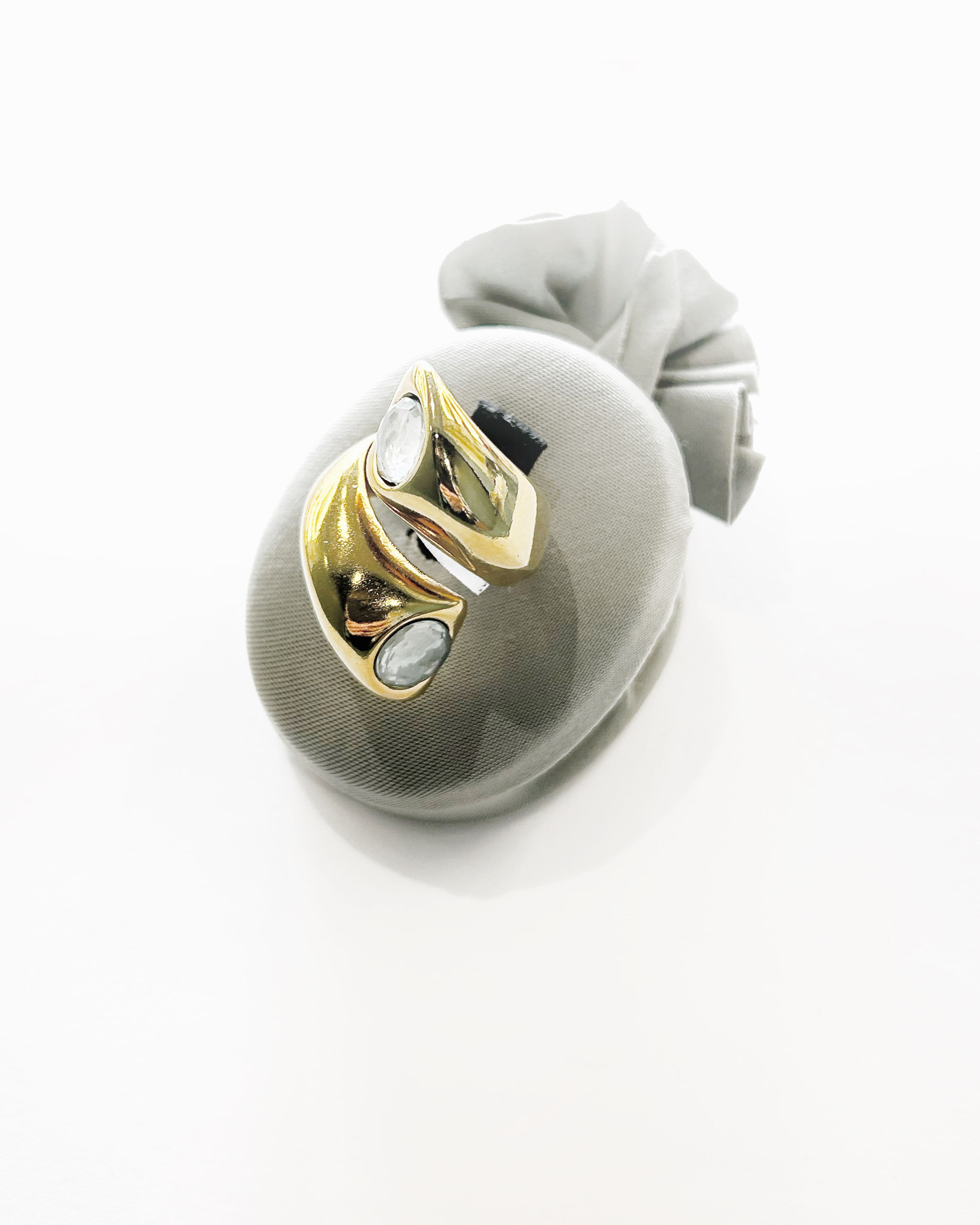 Anello contrarier in ottone bagno oro con cristallo bianco