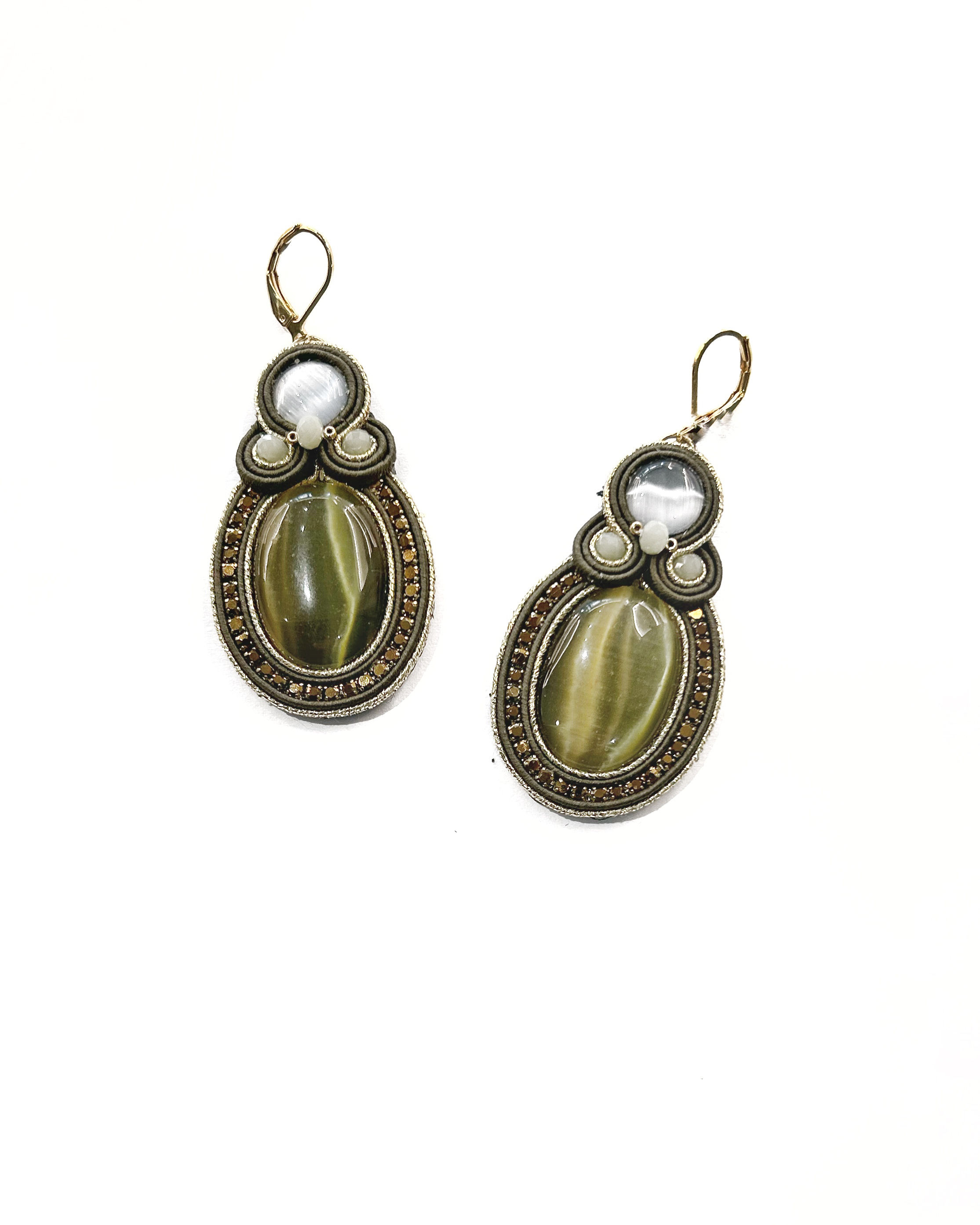 Orecchini soutache realizzati a mano con tessuti, cristalli e pietre naturali