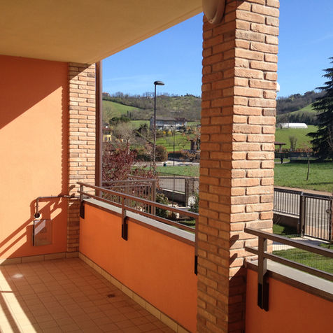 Balcone con colonne in mattoni. Vista panoramica