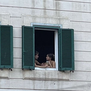 Μήπως η υπερκατανάλωση έχει επηρεάσει και τις σχέσεις μας;