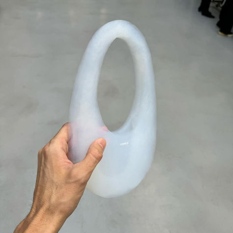 Coperni: Η πρωτοποριακή τσάντα από αέρα και γυαλί